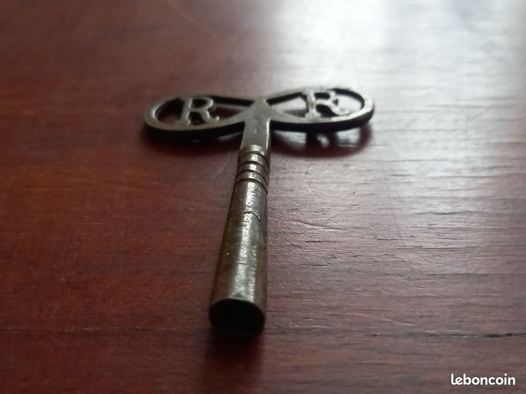 CLÉ D'HORLOGE PENDULE remontoir ancien en fer Cle Carré De 3 mm EUR 14