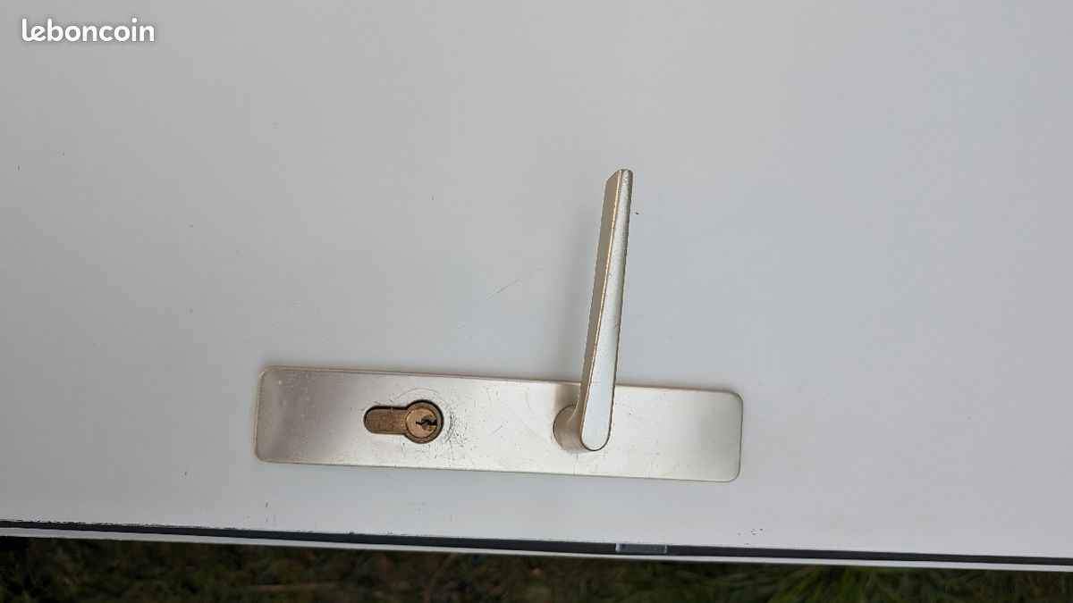 Porte d'entrée blanche en acier (image 7)