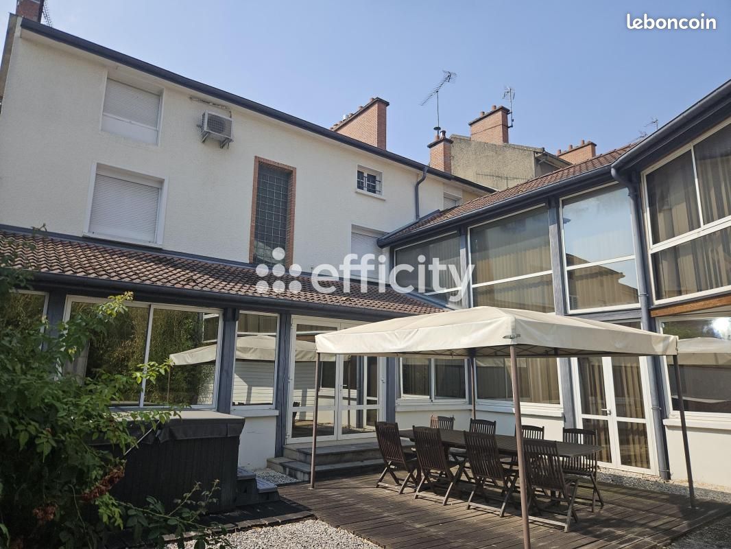 Maison 10 pièces 370 m² · à Vitry-le-François · 370 m² · 260 000 €
