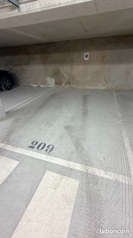 À louer grande place de parking (PMR) en sous-sol · à Rosny-sous-Bois · 60 €/mois