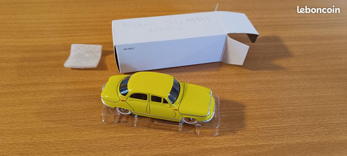 Dinky Toys 547 – Panhard PL 17 Couleur Parme (lilas) – Échelle 1:43 – Avec Boîte