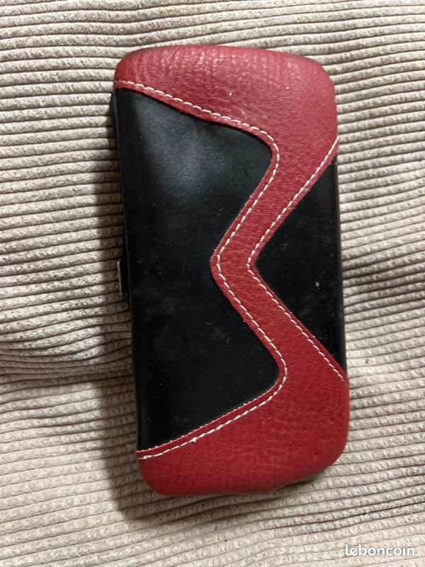 Trouve ce manucure ancienne en cuir (image 1)