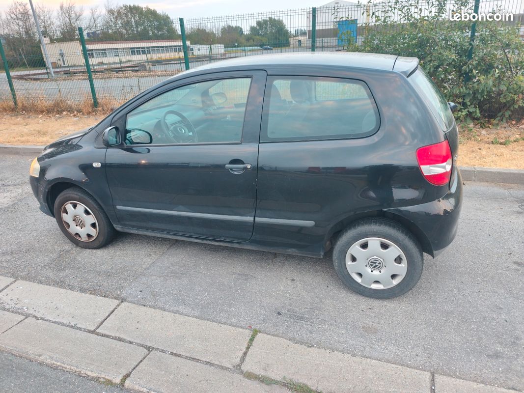 VOLKSWAGEN FOX ESSENCE ANNÉE 2006 MOTEUR 1.2iLl 55 CHEVAUX EN TRE BON ÉTAT 150.500 km GARANTIE 3 MOIS (image 1)