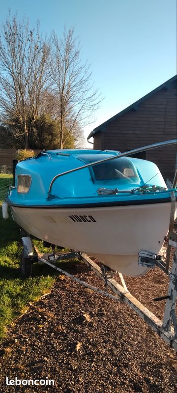 Bateau à moteur (image 1)