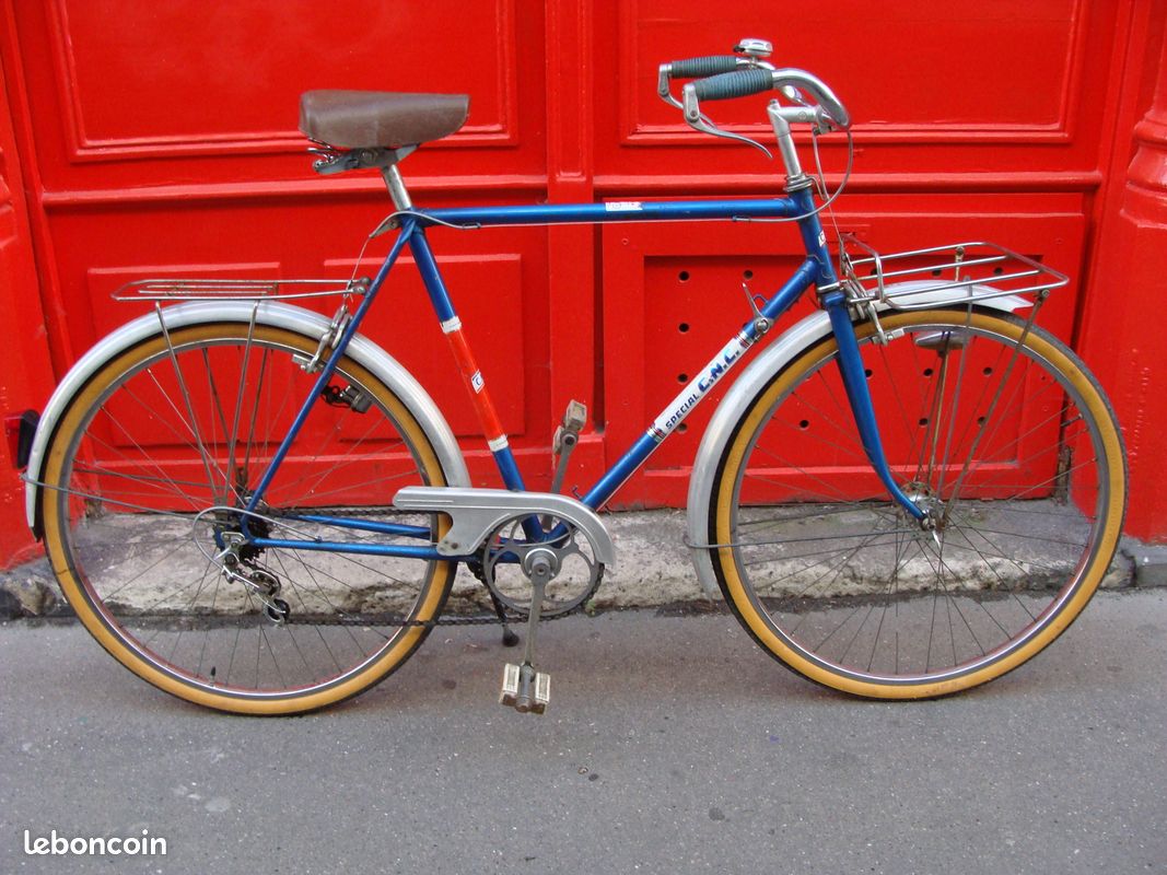 Vélo Porteur de ville Spécial CNC double porte bagages 1965 Bleu 3 vitesses au cadre, Cadre M T56 avec les roues en 650 x 35 B (roues de randonneuse) assez léger 12 kgs. Pneus Michelin World Tour (image 1)