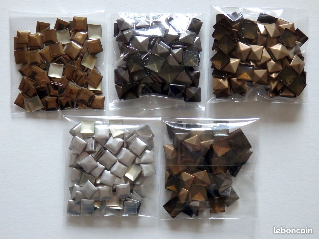 Lot de 5 paquets de différents clous thermocollants en forme de carrés (image 1)