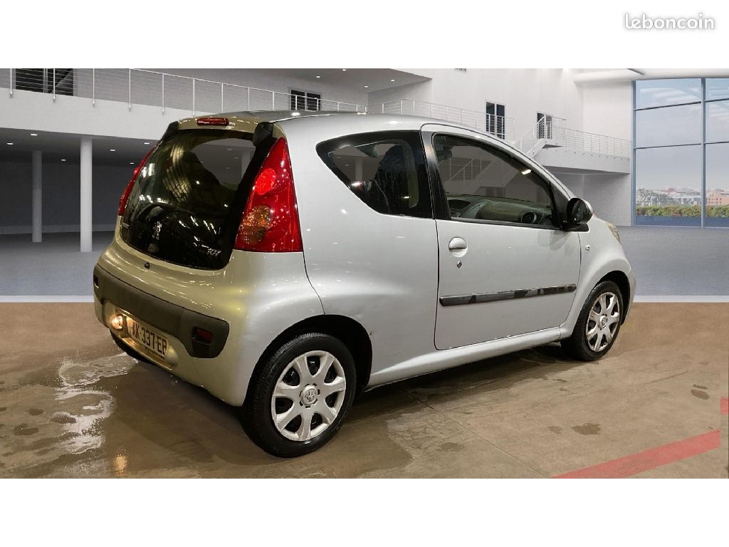 Peugeot 107 1.0e 12V 68ch BLUE LION Trendy (image 3)