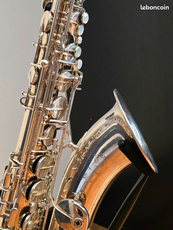 Broche Revers Saxophone Argentée 1,5 Pouce - Neuve Dans Sa Boîte - Jamais Portée - Pour Musicien