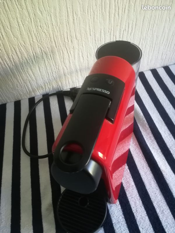MACHINE À CAFÉ CAFETIÈRE A CAPSULES NESPRESSO MAGIMIX ESSENZA MINI RUBY RED COMPACTE BON ÉTAT (Envoi possible) (image 4)