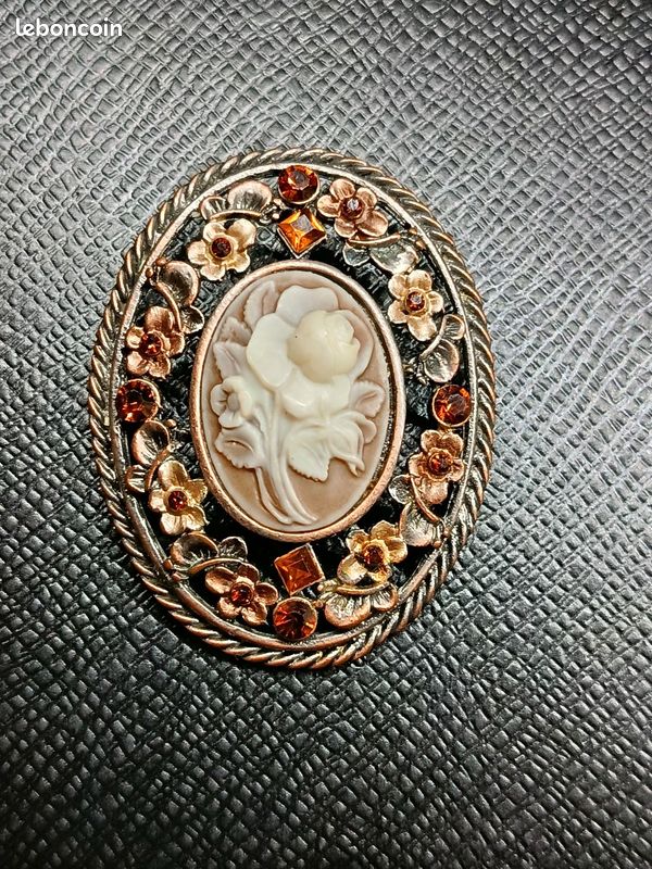 Broche Vintage Style Camée Avec Rose - Dorée - Résine - Neuf Sans Emballage