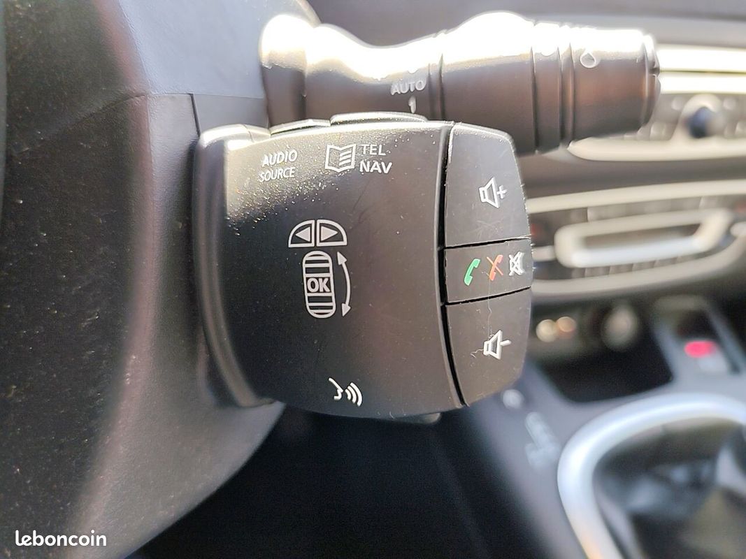 Renault SCENIC III DCI 110 FAP ECO2 DYNAMIQUE EURO 5 EDC ✅️ Révisé / Boite Automatique / Freins Avant et Arrière neufs / 4 pneus neufs / Garantie✅️ (image 23)