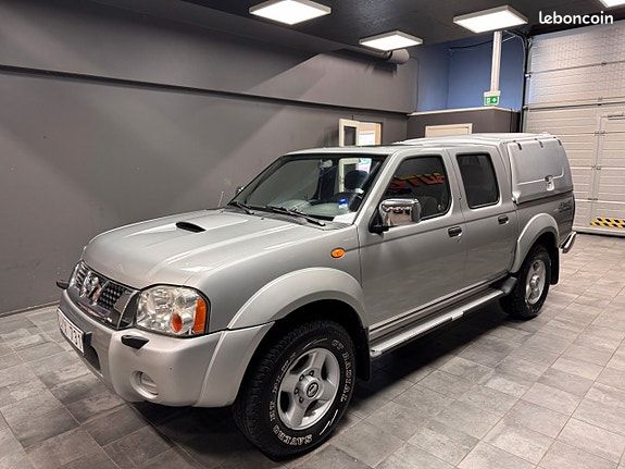 Nissan Navara Double Cab 2.5 dCi 133CH | Faible Kilométrage 4x4 Attelage Climatisation Sièges Cha... (image 2)