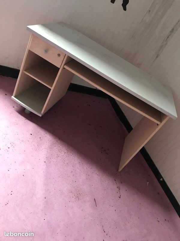 Bureau (image 1)