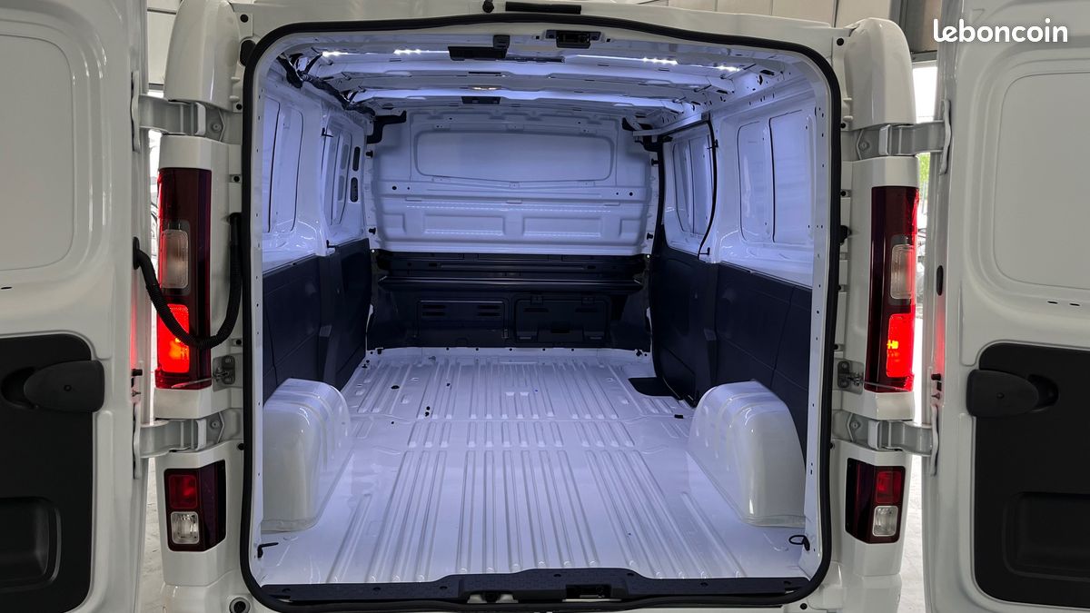 30 990 HT / NISSAN PRIMASTAR fourgon l2h1 2.0 dci 170 cv BVA9 TEKNA BLANC neuf / tva recuperable / IDENTIQUE RENAULT TRAFIC (image 6)