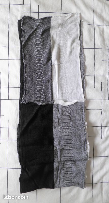 Foulard femme avec bandes noir - gris - blanc (image 1)