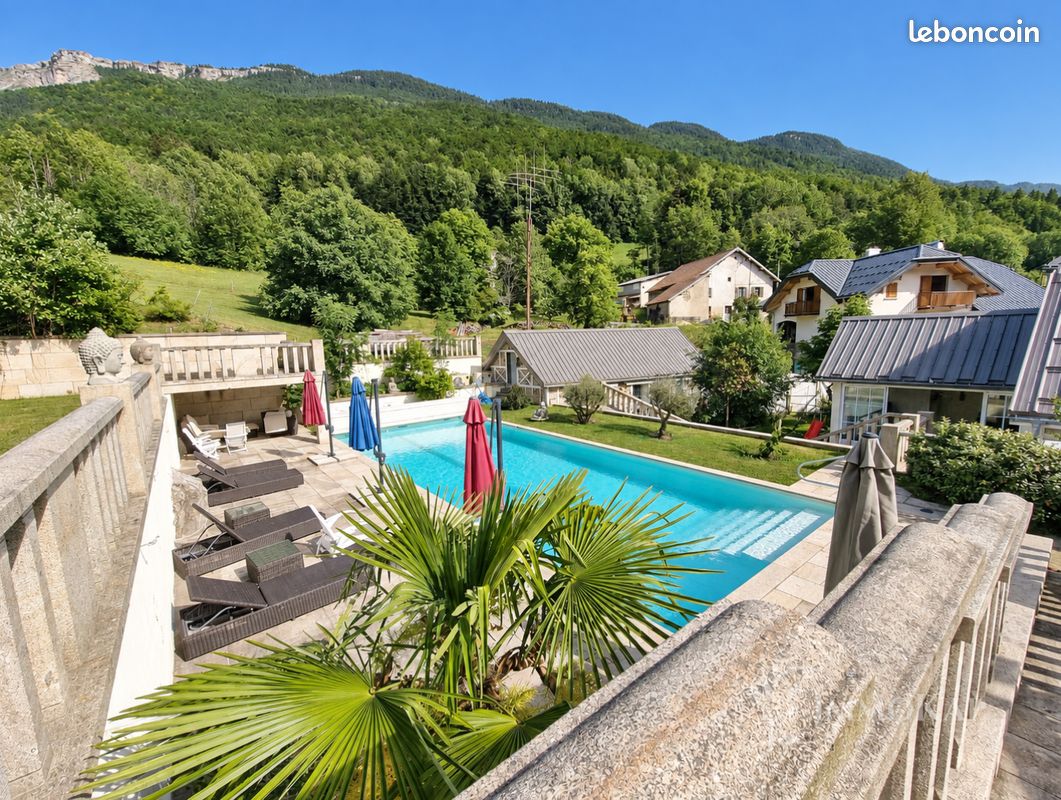 Maison 10 pièces 280 m² · à Chézery-Forens · 280 m² · 475 000 €