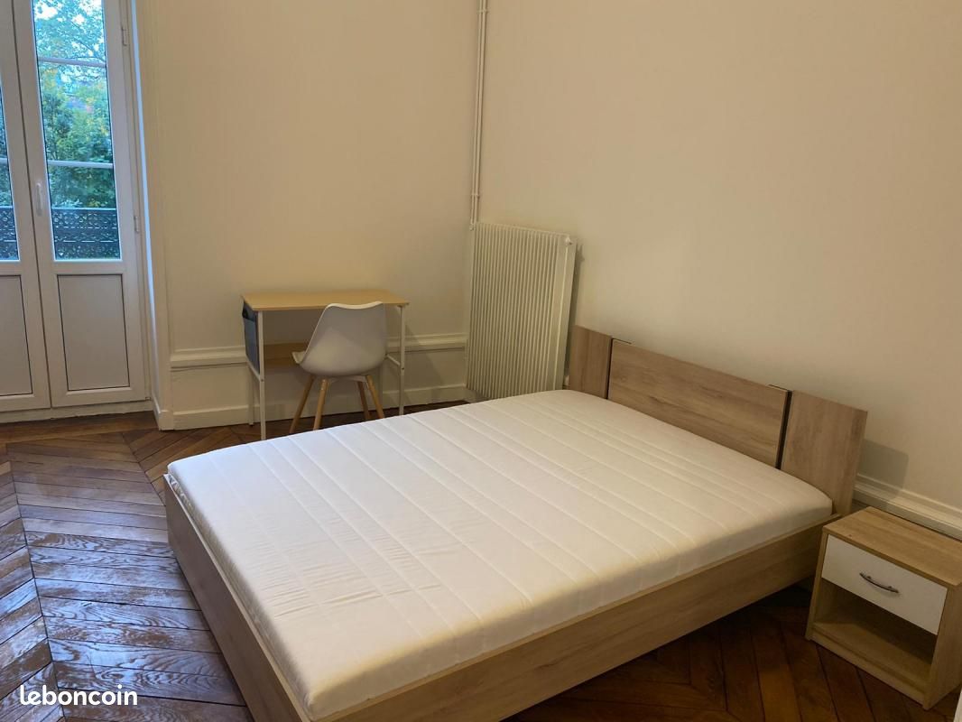 Appartement 1 pièce 73 m² · à Caluire-Et-Cuire · 73 m² · 500 €