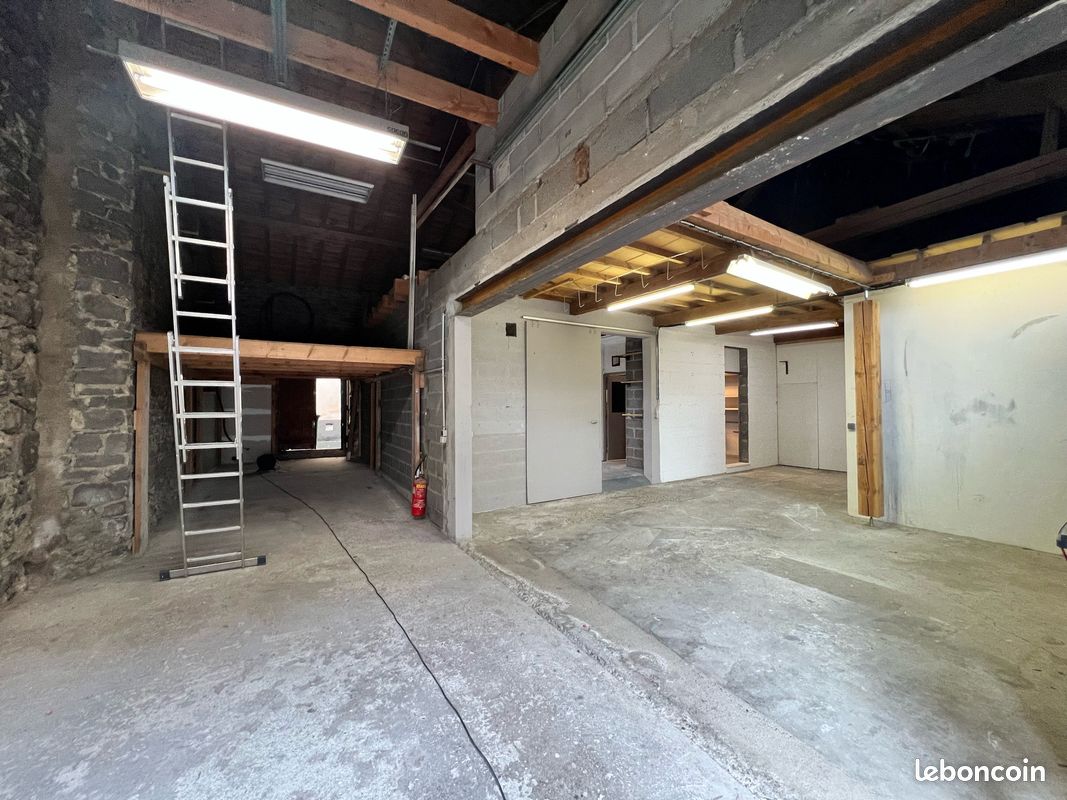 Parking 145 m² · à Aulnat · 145 m² · 695 €/mois