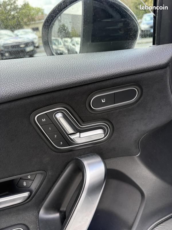 Mercedes Classe A A200D moteur mercedes pack AMG ( éclairage d'ambiance, Toit Ouvrant, Siège élec... (image 16)