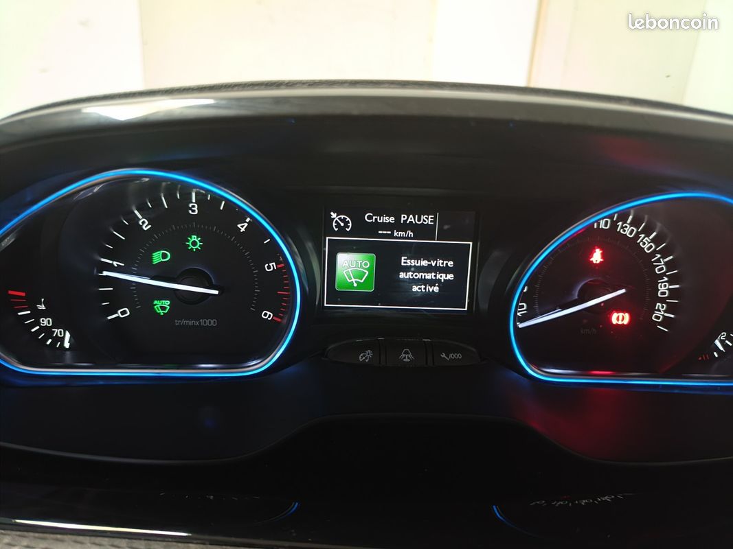 PEUGEOT 2008 1.6 BlueHDi 100ch BVM5 Allure (image 18)