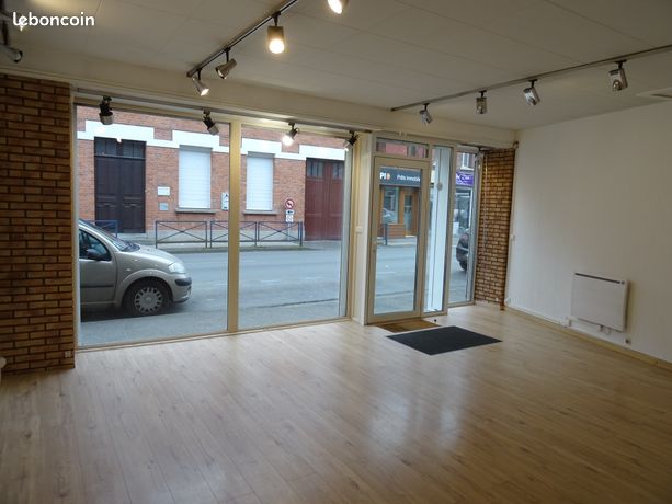 Local commercial rénové, bureaux ou prof libérale