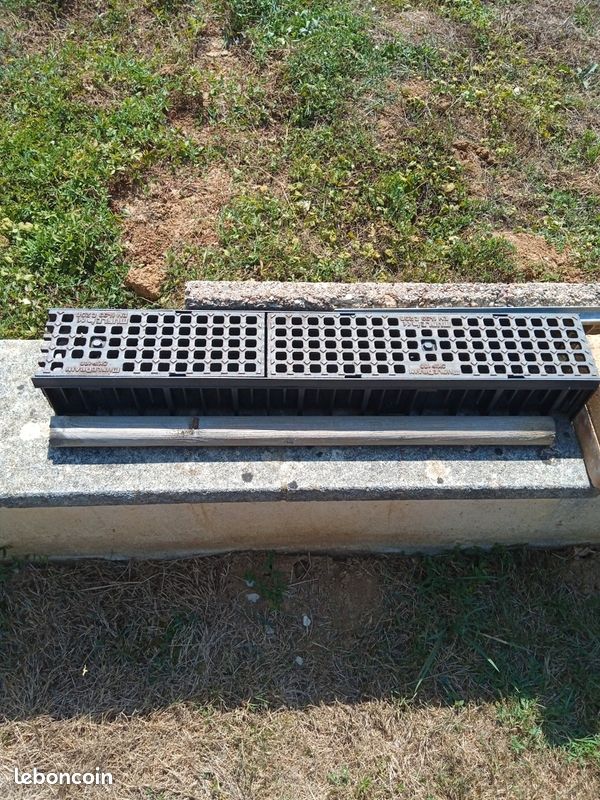 Vend caniveau évacuation eau grille fonte (image 1)