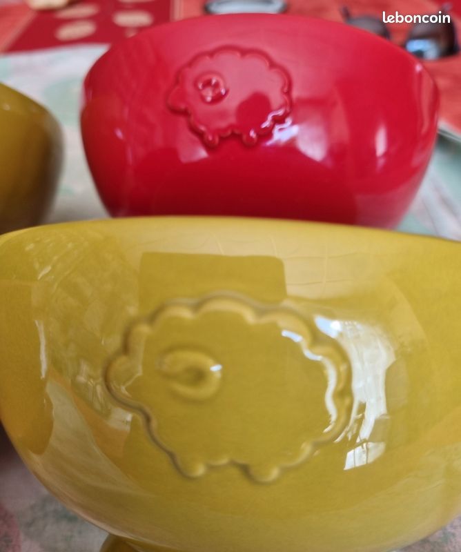 4 bols originaux
Jamais utilisé
Mouton en relief sur chaque bol
2 couleurs différentes (image 6)