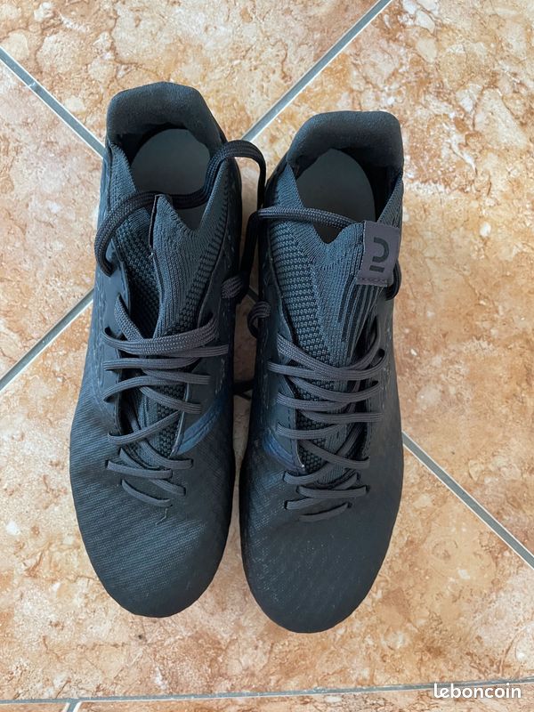 Chaussure de foot crampons terrain synthétique pointure 40 Sport