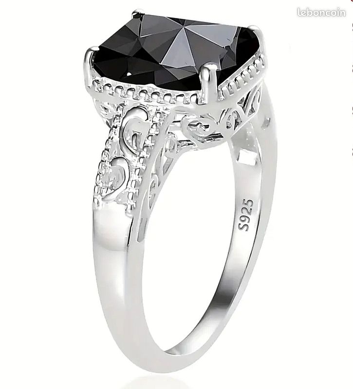 Magnifique bague en argent 925 ornée d'un beau cristal carré noir en zircone. Taille 59. Prix négociable (image 6)