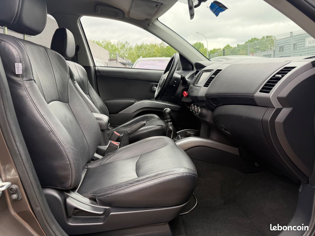 Peugeot 4007 2.2 HDI 156 FÉLINE * CUIR * GPS 7 PLACES (image 5)
