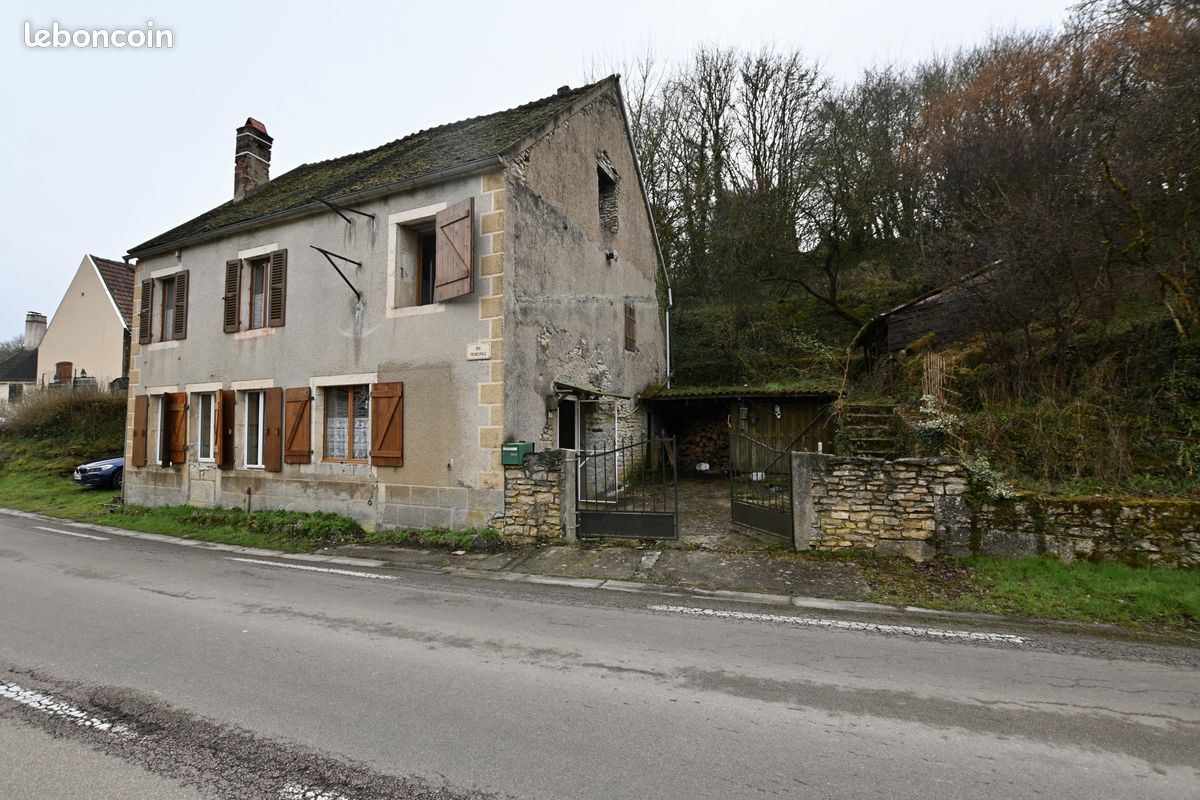 Maison 5 pièces 110 m² · à Chamoux · 110 m² · 23 000 €