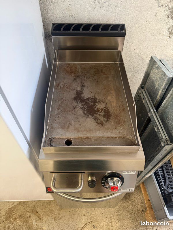 Plancha professionnelle gaz OFFCAR 70FTG40L sur meuble inox (image 3)