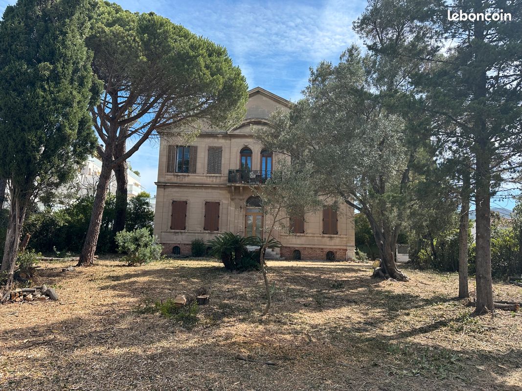 Maison 15 pièces 554 m² · à Marseille · 554 m² · 1 590 000 €