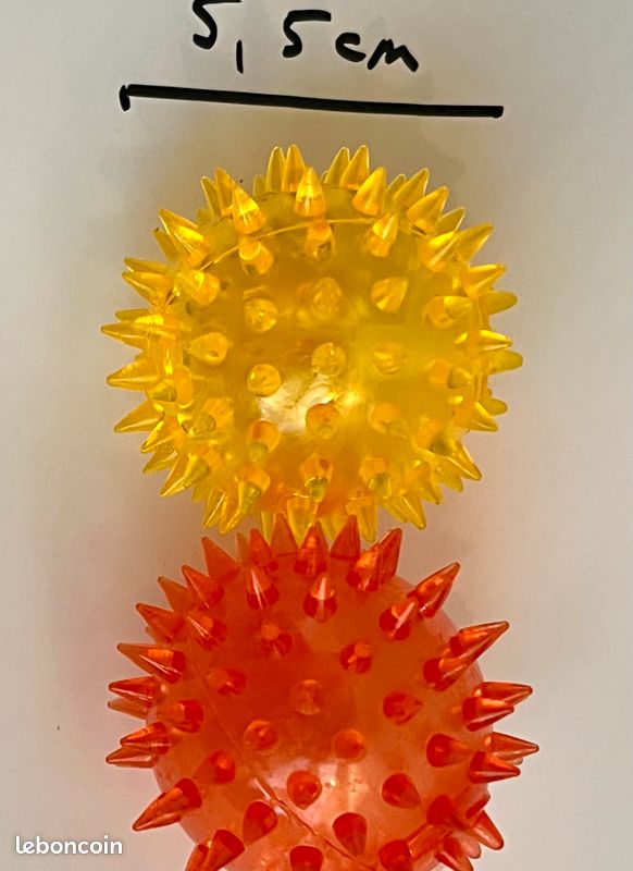 Lot de deux balles couinantes, massantes, très résistantes, jaune et rouge, 5,5cm de diamètres pour chiot, petit chien et chat (image 1)