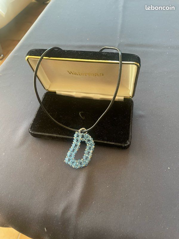 Collier avec une initiale D neuve en perles bleues (image 4)