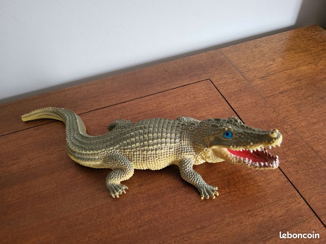 Crocodile en plastique (image 1)