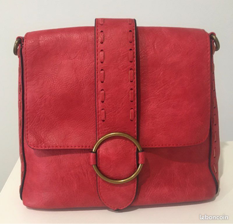 Un petit sac à main de couleur rouge (image 3)
