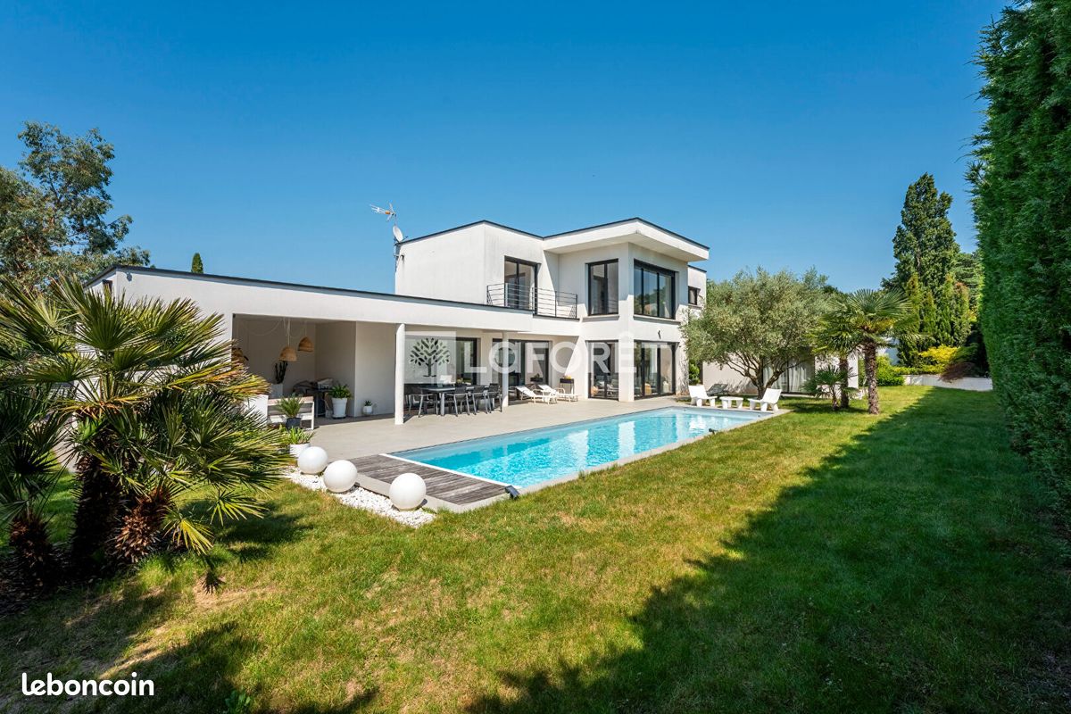 Maison 8 pièces 258 m² · à Saint-Bonnet-de-Mure · 258 m² · 1 160 000 €