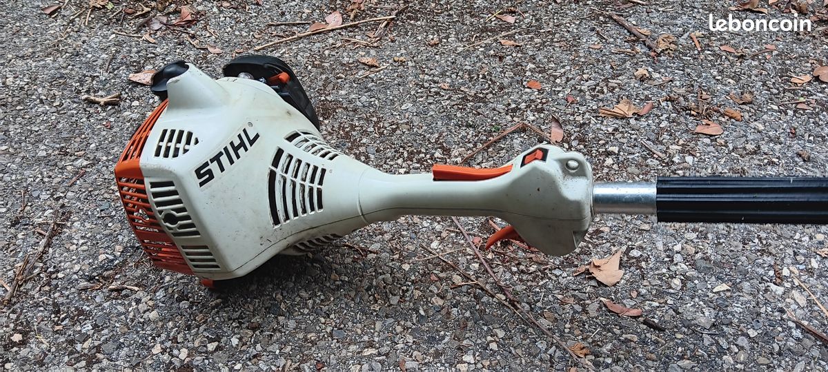 Débroussailleuse à Essence STIHL FS 38 - 27.2 Cm³, 0.9 Ch, 4.2 Kg - Parfaite Pour Le Jardin