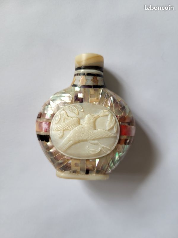 Antique flacon tabatière ovoide en nacre à décor marqueté (image 1)
