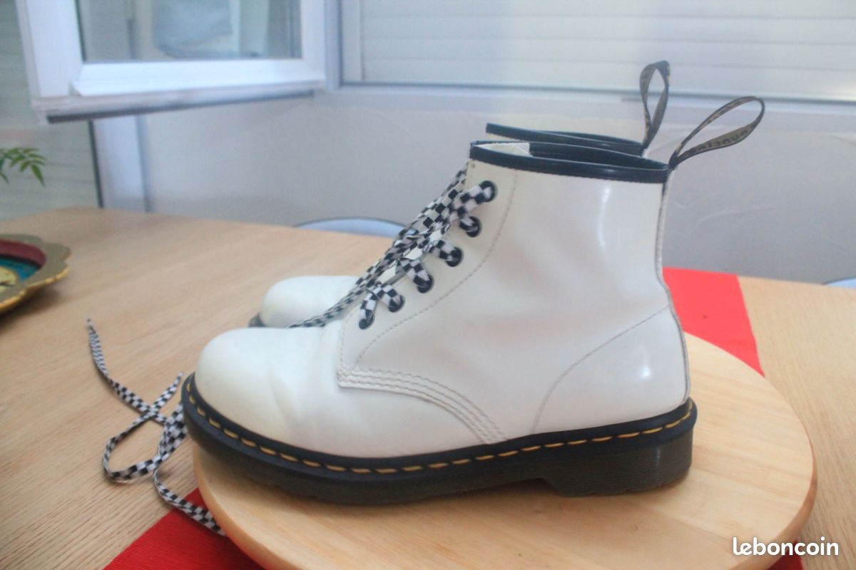 Dr martens blanche 41 avec lacet noir et blanc Chaussures