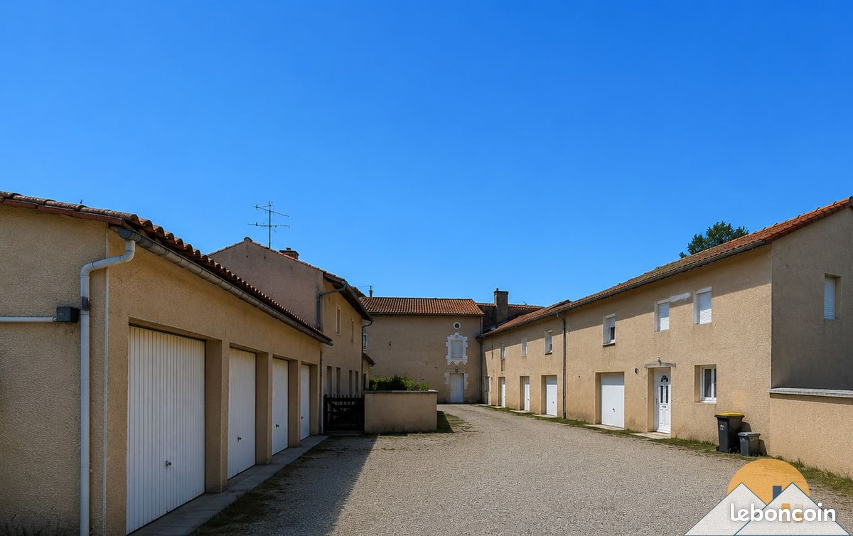 Immeuble 366 m² · à Neuville-de-Poitou · 366 m² · 520 000 €