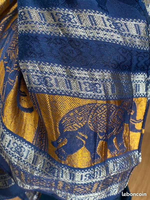 Jolie foulard motifs éléphants en soie (image 7)