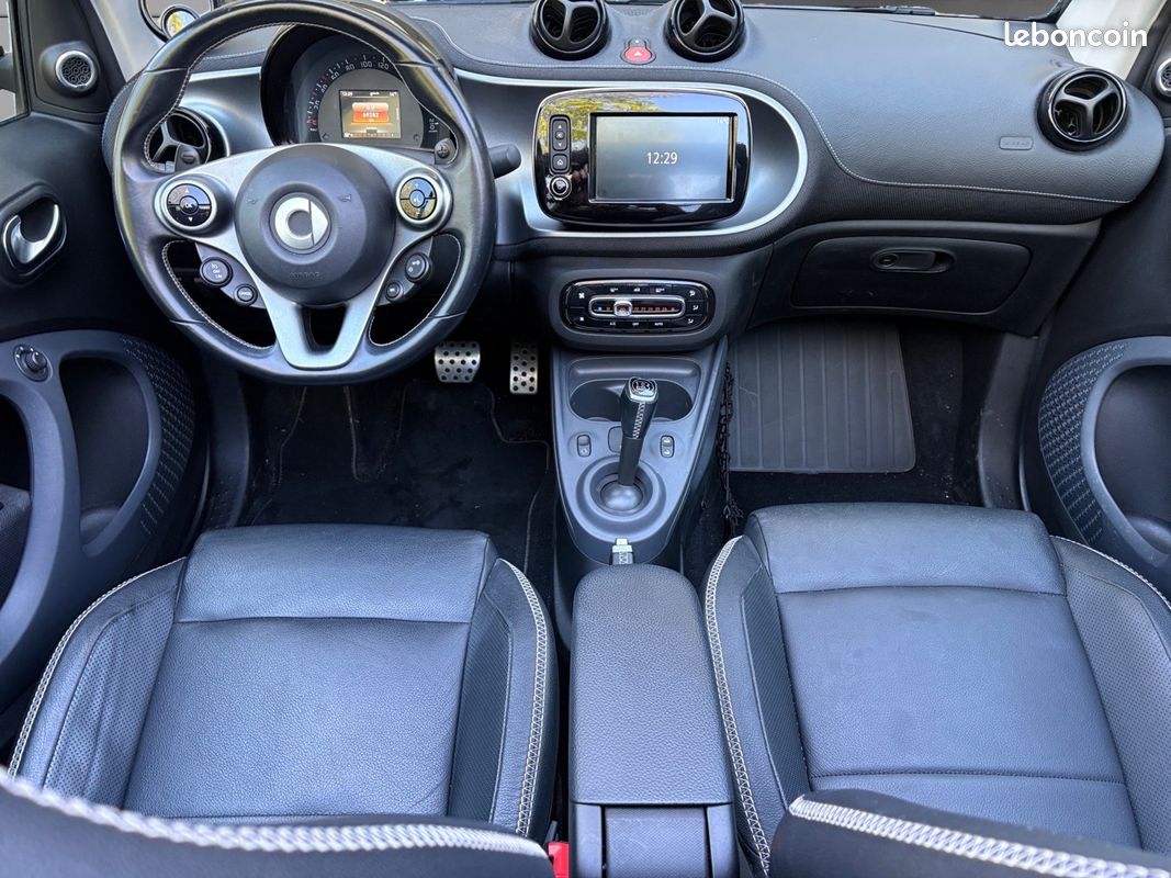 SMART FORTWO CABRIO Cabriolet 109 ch Brabus Xclusive- Capote Grise-Sieges en Cuir Chauffant-JBL-Camera et Bip de Recul (image 10)