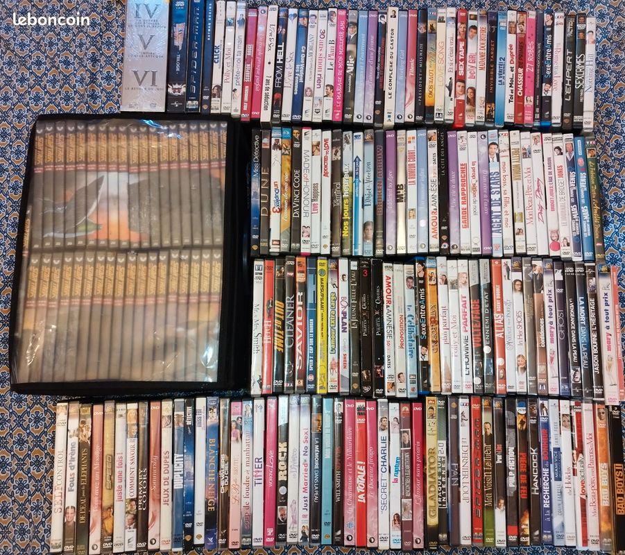 Lot de 200 DVD différents d'occasion (image 1)