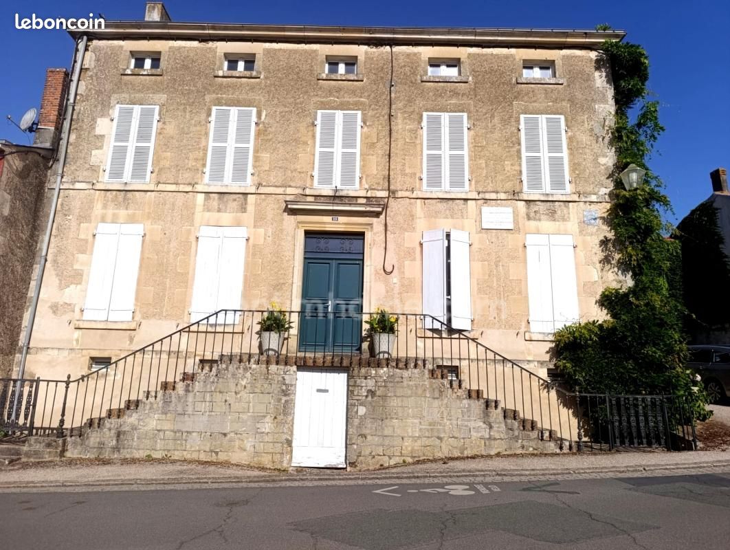 Maison 9 pièces 350 m² · à Mouilleron-Saint-Germain · 350 m² · 550 670 €