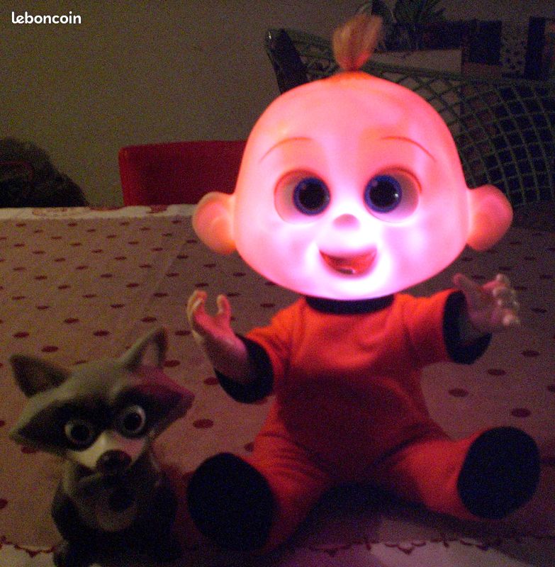 Poupée sonore et lumineuse du bébé Jack Jack le bébé de la famille Paar et du raton laveur Raccoon (image 5)