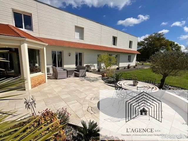 Maison 9 pièces 240 m² · à Châteaubourg · 240 m² · 450 000 €
