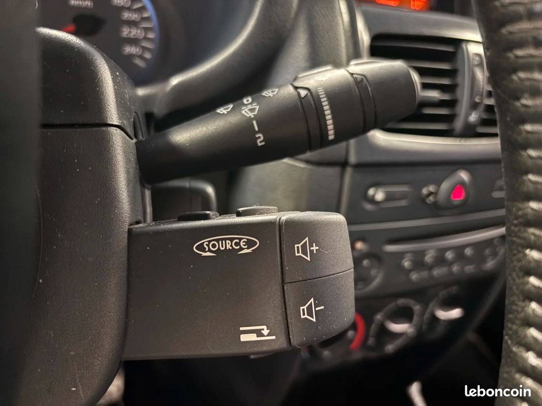 RENAULT CLIO 2.0i 16V Sport Jean Ragnotti (image 24)