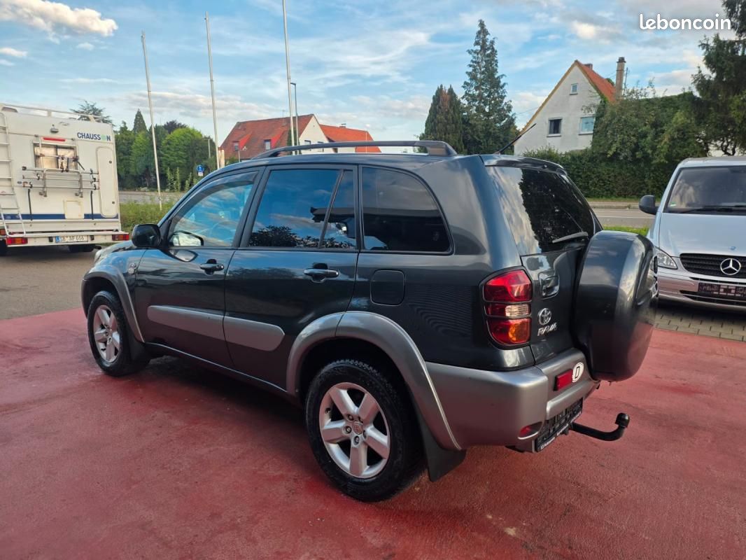 Toyota RAV4 2.0 D-4D 116 ch 4x4 Sol • Clim auto Attelage Radar de recul Barres toit (image 6)